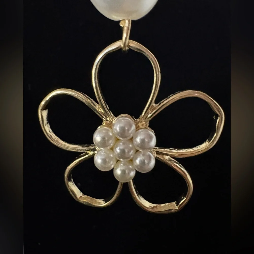 Fun Gold Tone Dangle Daisy Flower Faux Pearl Earrings NWT - Picture 3 of 7
